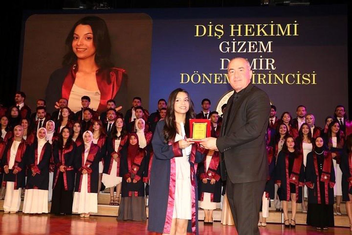 Erzincan'da 82 genç diş hekimi mezuniyet coşkusu yaşadı