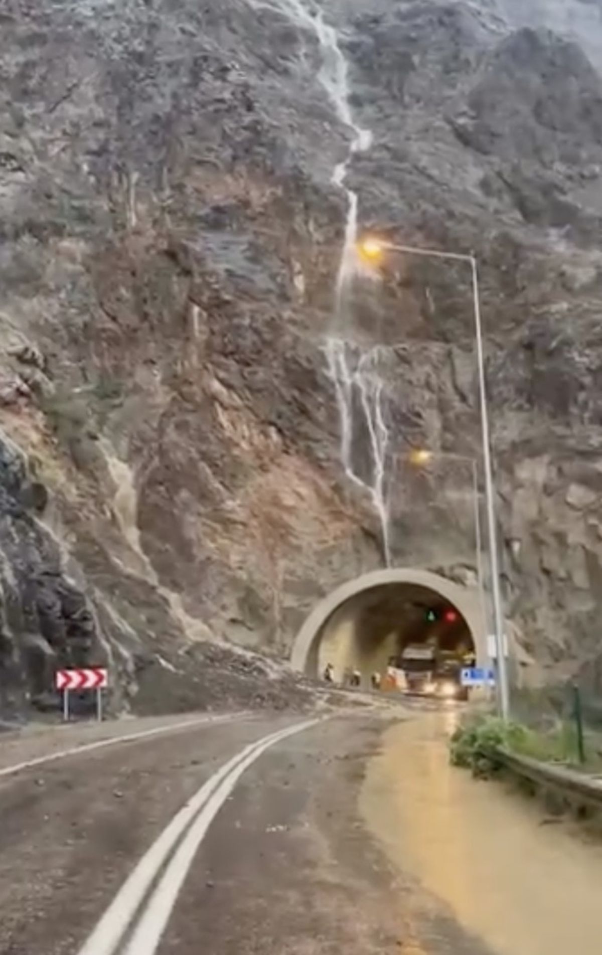 Artvin-Erzurum karayolunda heyelan nedeniyle kapanan yolun temizlenmesi.