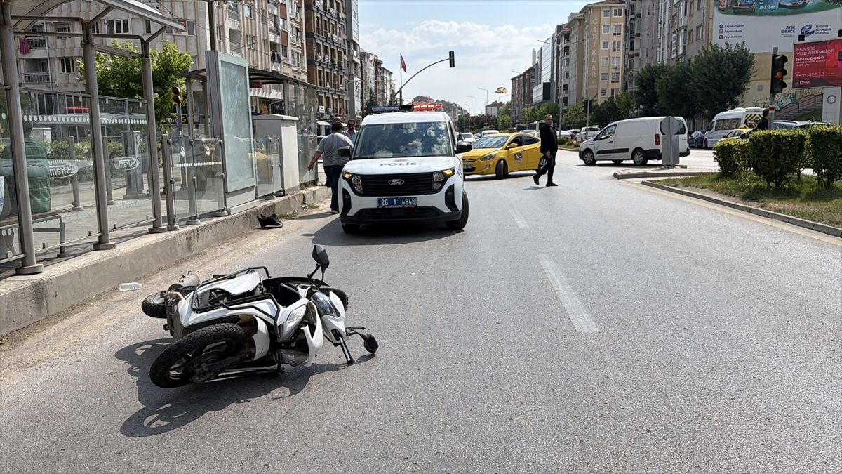 Eskişehir'de motosikletin yayaya çarptığı kazada 2 kişi yaralandı