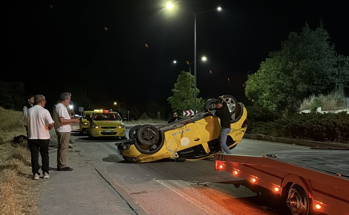 Eskişehir'de refüje çarparak takla atan taksi.