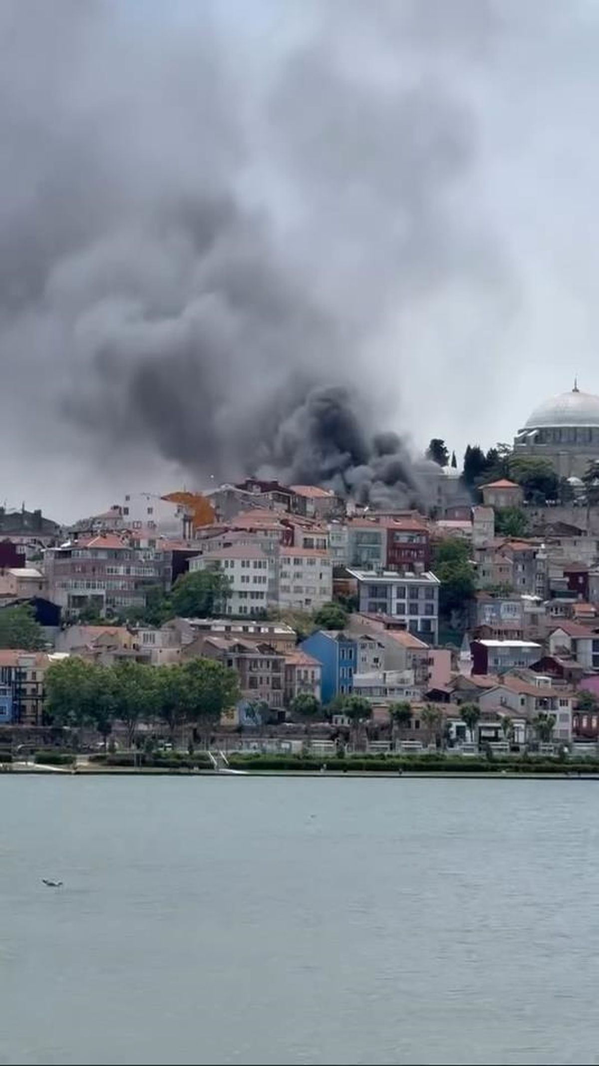 Fatih'te binadaki yangın araçlara sıçradı