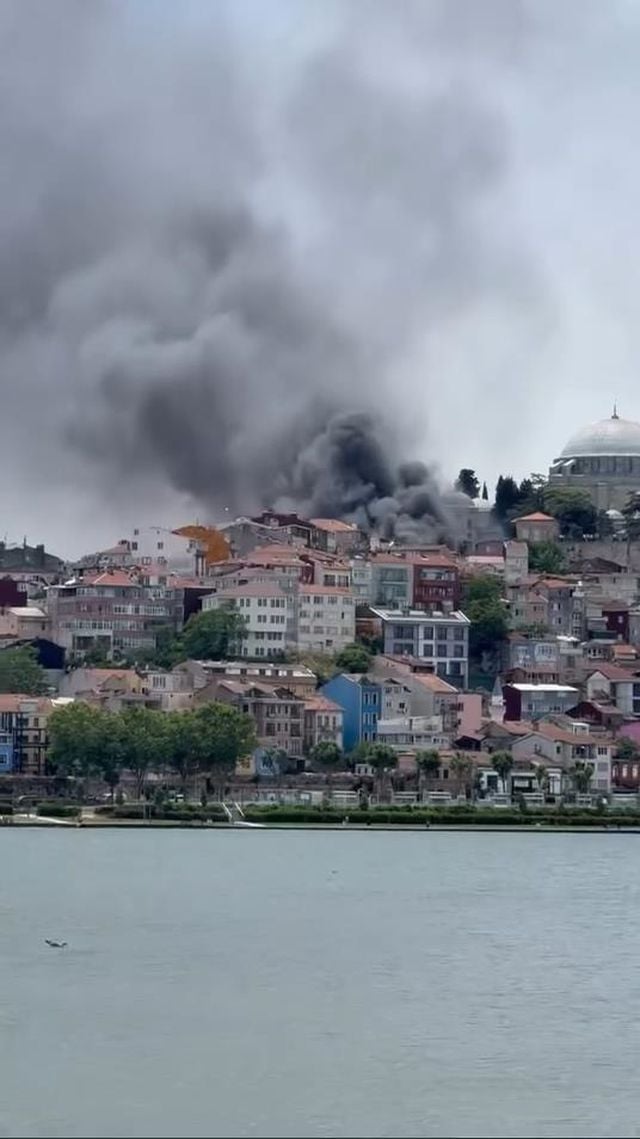 fatih te binadaki yangin araclara sicradi 19962749 o