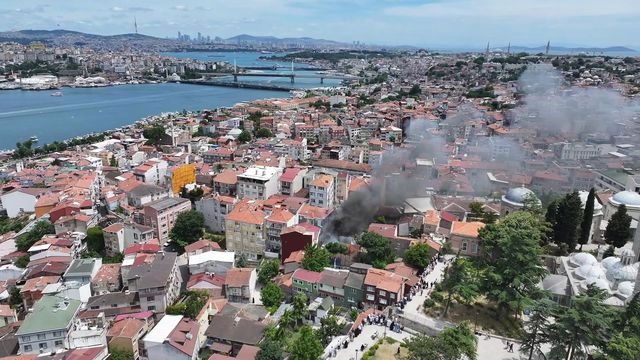 fatih te binadaki yangin araclara sicradi 3 2 19962749 o