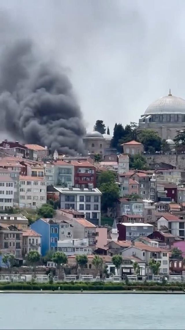 fatih te binadaki yangin araclara sicradi 3 4 19962749 o