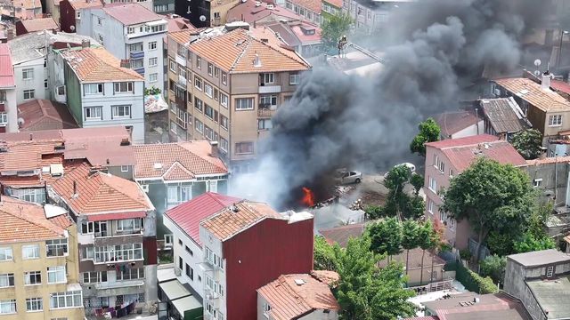 fatih te binadaki yangin araclara sicradi 3 5 19962749 o