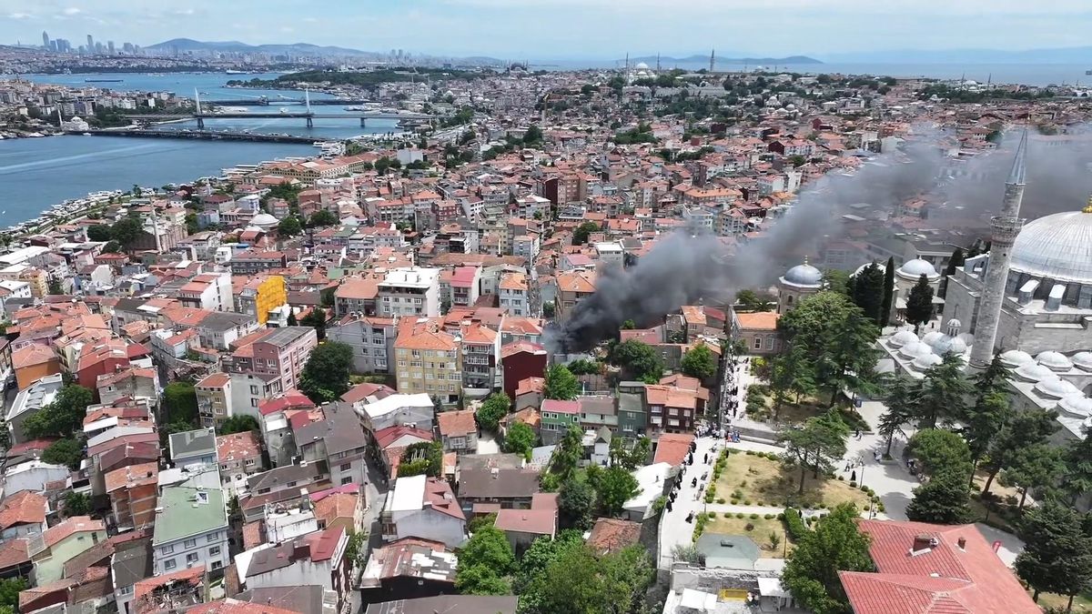 İstanbul'da büyük yangın! Alevler araçlara sıçradı, dumanlar şehri kapladı