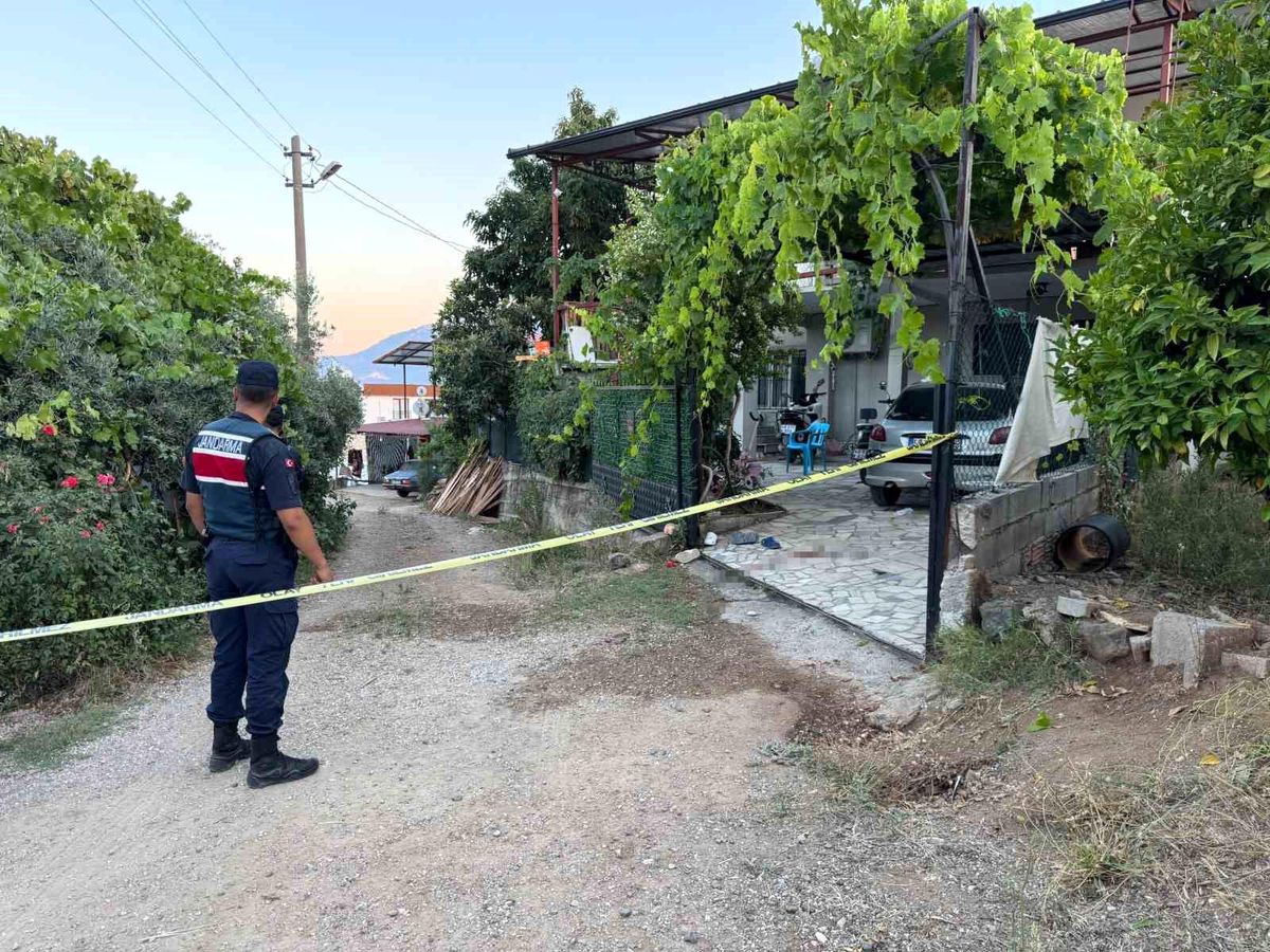 Fethiye'de silahlı kavgada hayatını kaybeden kişinin evi ve çevresinde jandarma ekipleri.