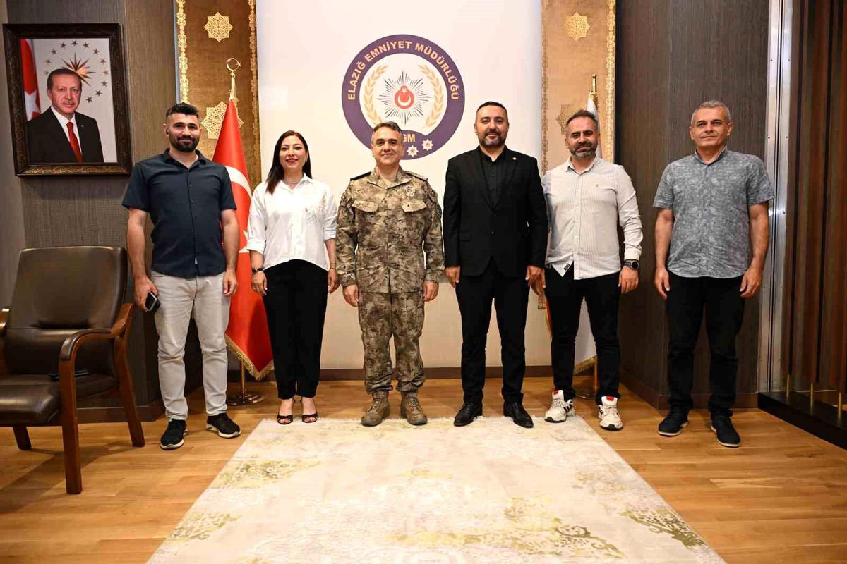 Elazığ İl Emniyet Müdürü Aydın Karan, Fırat Havzası Gazeteciler Cemiyeti Başkanı Serkan Gürtürk ve yönetim kurulu üyeleriyle makamında.