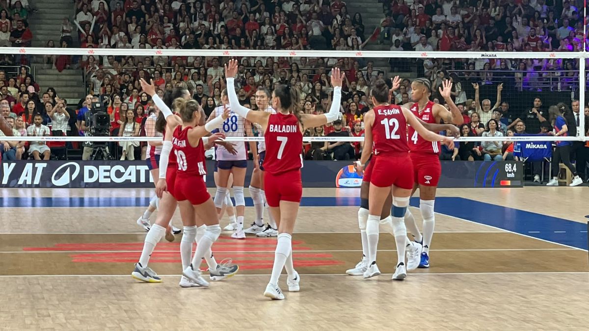 A Milli Kadın Voleybol Takımı oyuncuları maç sırasında