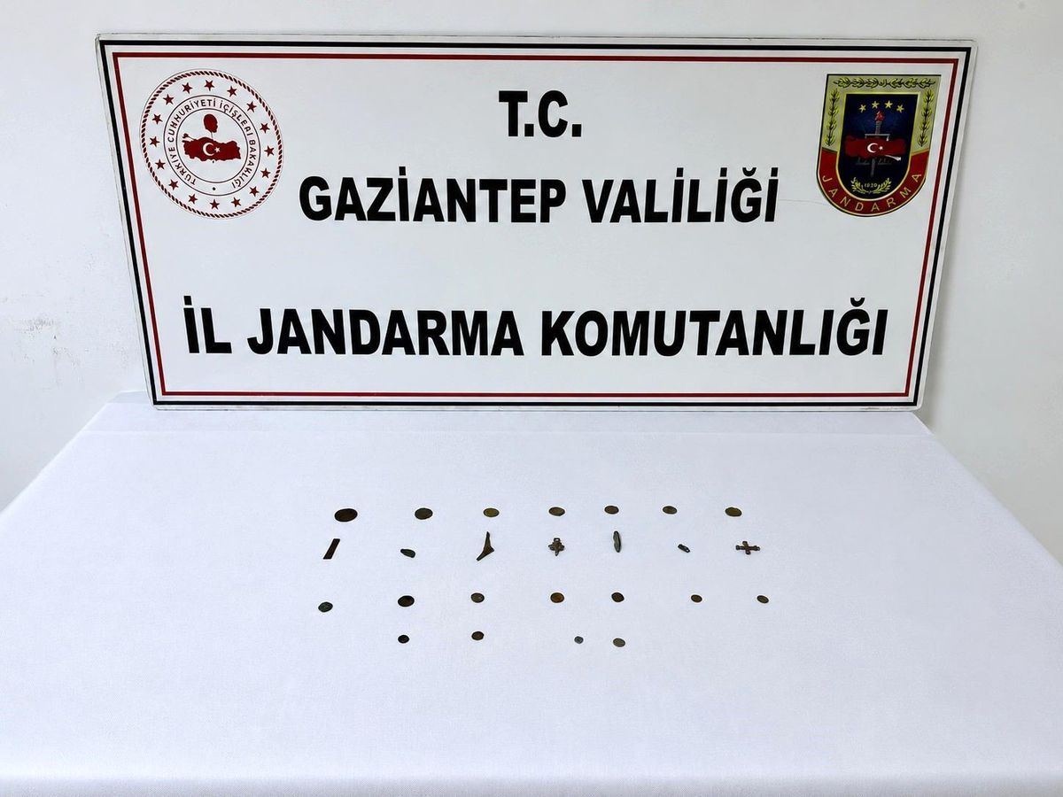 Gaziantep'te jandarma ekiplerince tarihi eser kaçakçılığına yönelik düzenlenen operasyonda ele geçirilen sikke ve objeler.