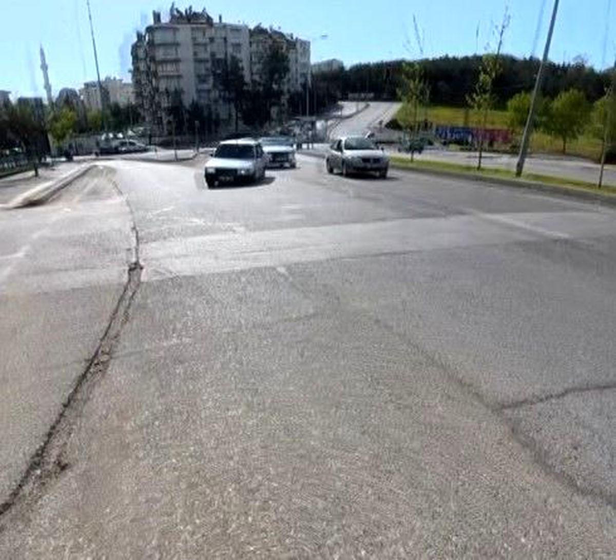 Gaziantep'te trafikte ilginç görüntü: Seyir halindeki otomobilin lastiği yerinden çıktı
