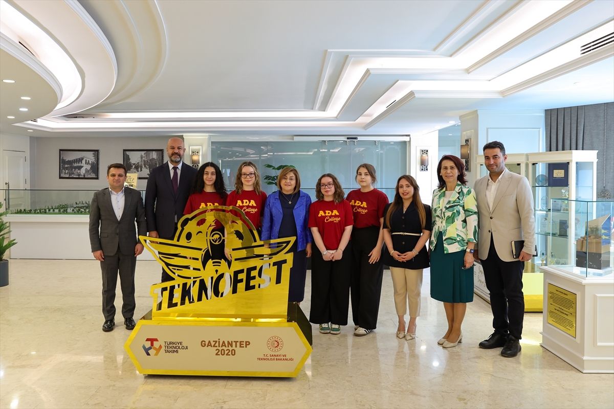 Gaziantep'te uluslararası başarı elde eden öğrenciler Fatma Şahin'i ziyaret etti