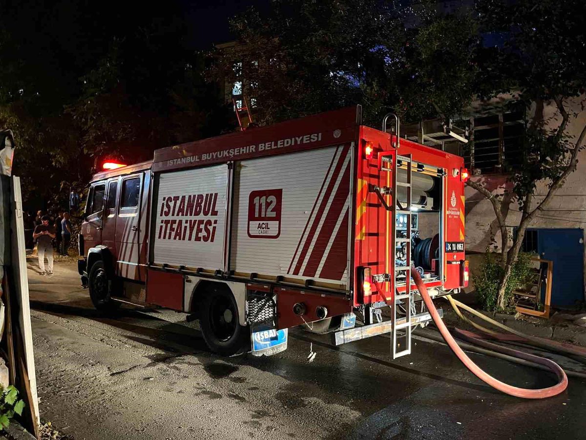 Gaziosmanpaşa'da yanan bir gecekondu ve müdahale eden itfaiye ekipleri.
