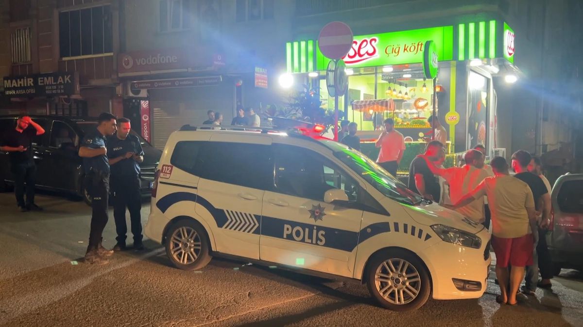 Gaziosmanpaşa'da motosikletli saldırıda yaralanan kişi hastaneye kaldırılıyor.