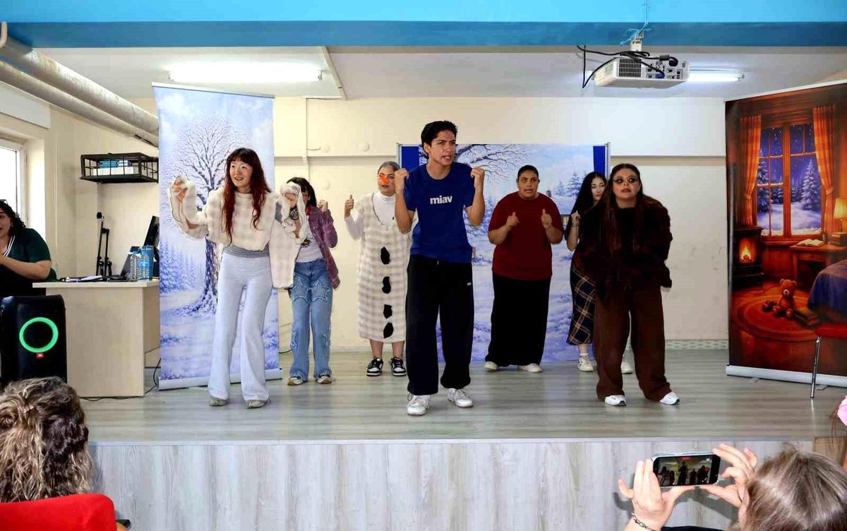 Gezici tiyatro, öğrencileri sanatla buluşturdu