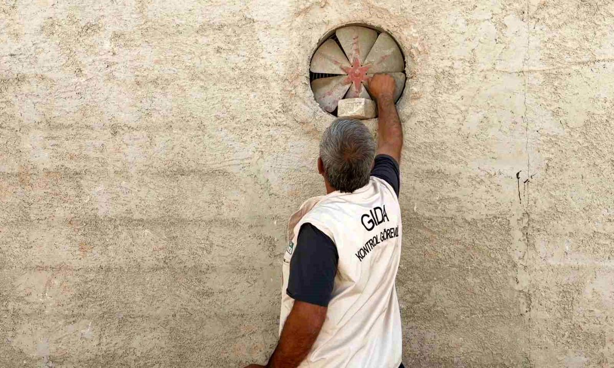 Gıda denetimine giden ekipler havalandırma deliğinden seslendi