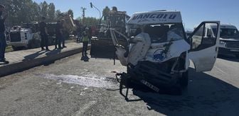 Hakkari'de kamyon ile minibüsün çarpıştığı kazada 2 kişi öldü, 3 kişi yaralandı