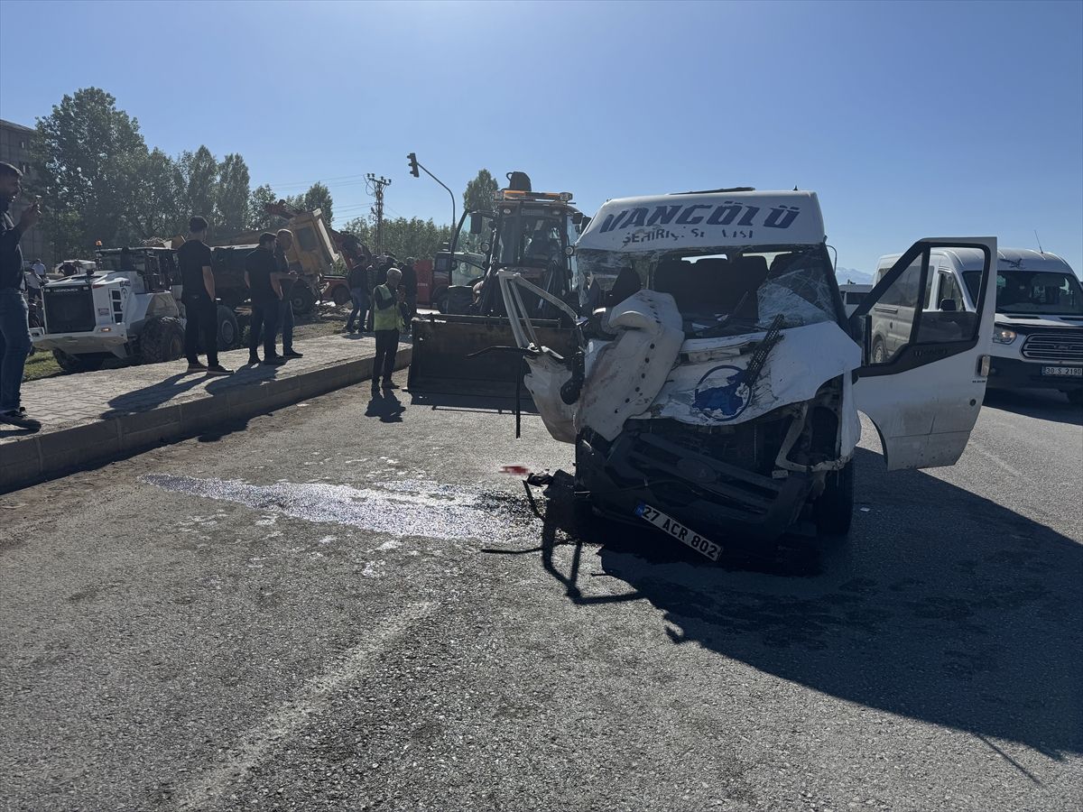 Hakkari'de kamyon ile minibüsün çarpıştığı kazada 2 kişi öldü, 3 kişi yaralandı