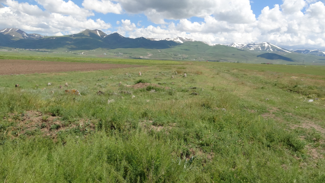 iki asirlik mezarligi delik de 19960986 3697 2 m