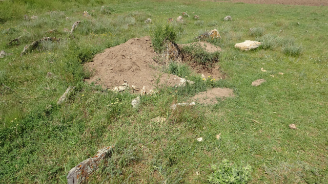 iki asirlik mezarligi delik de 19960986 8545 3 m