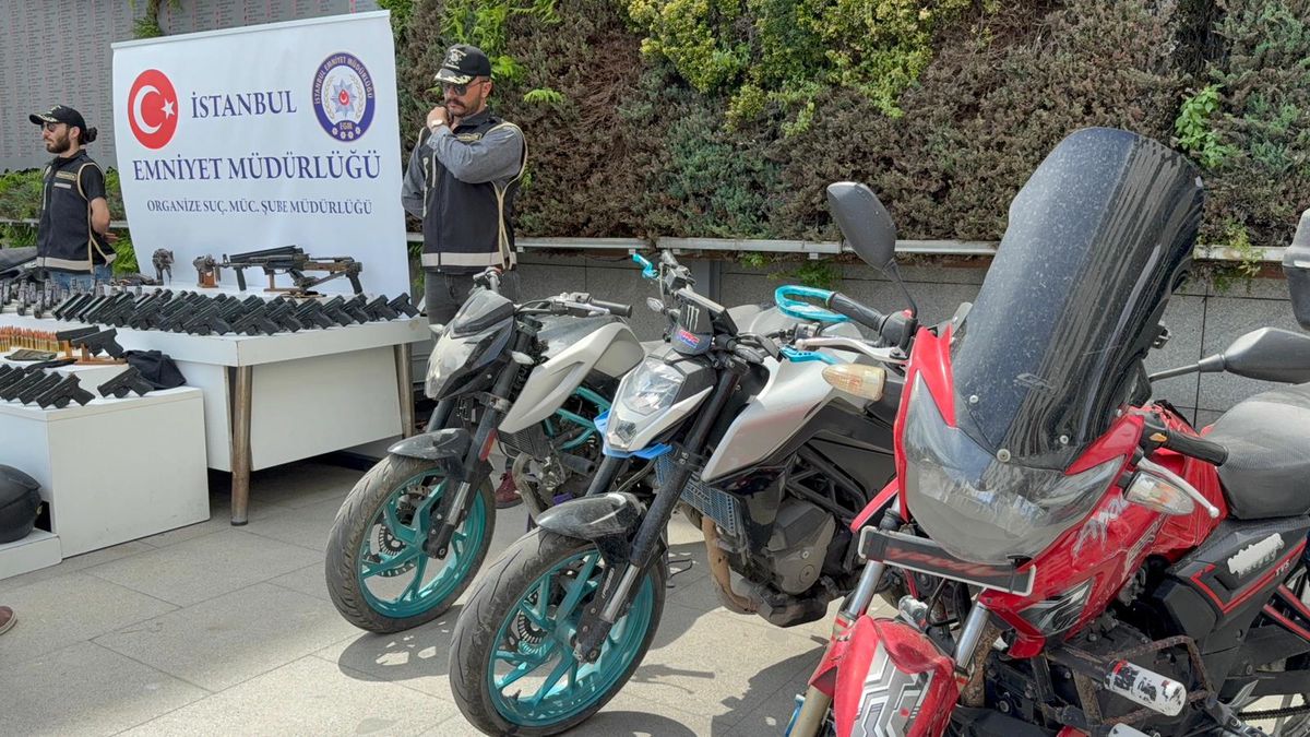 İstanbul'da iş yerlerine düzenlenen saldırılarda kullanılan silahlar emniyette sergilendi