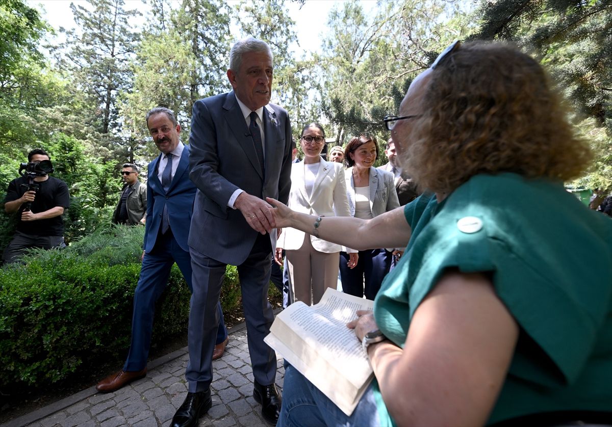 İYİ Parti Genel Başkanı Dervişoğlu, Çankaya esnafını ziyaret etti