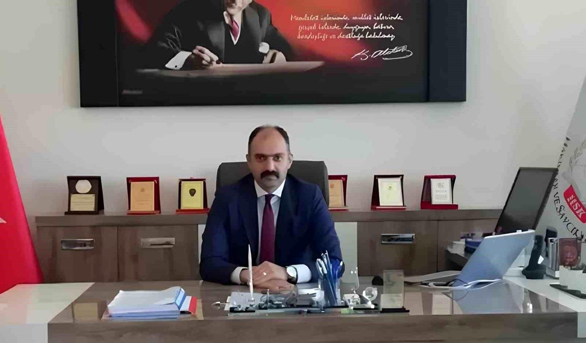 Hakimler ve Savcılar Kurulu (HSK) logosu ve adalet terazisi görseli.