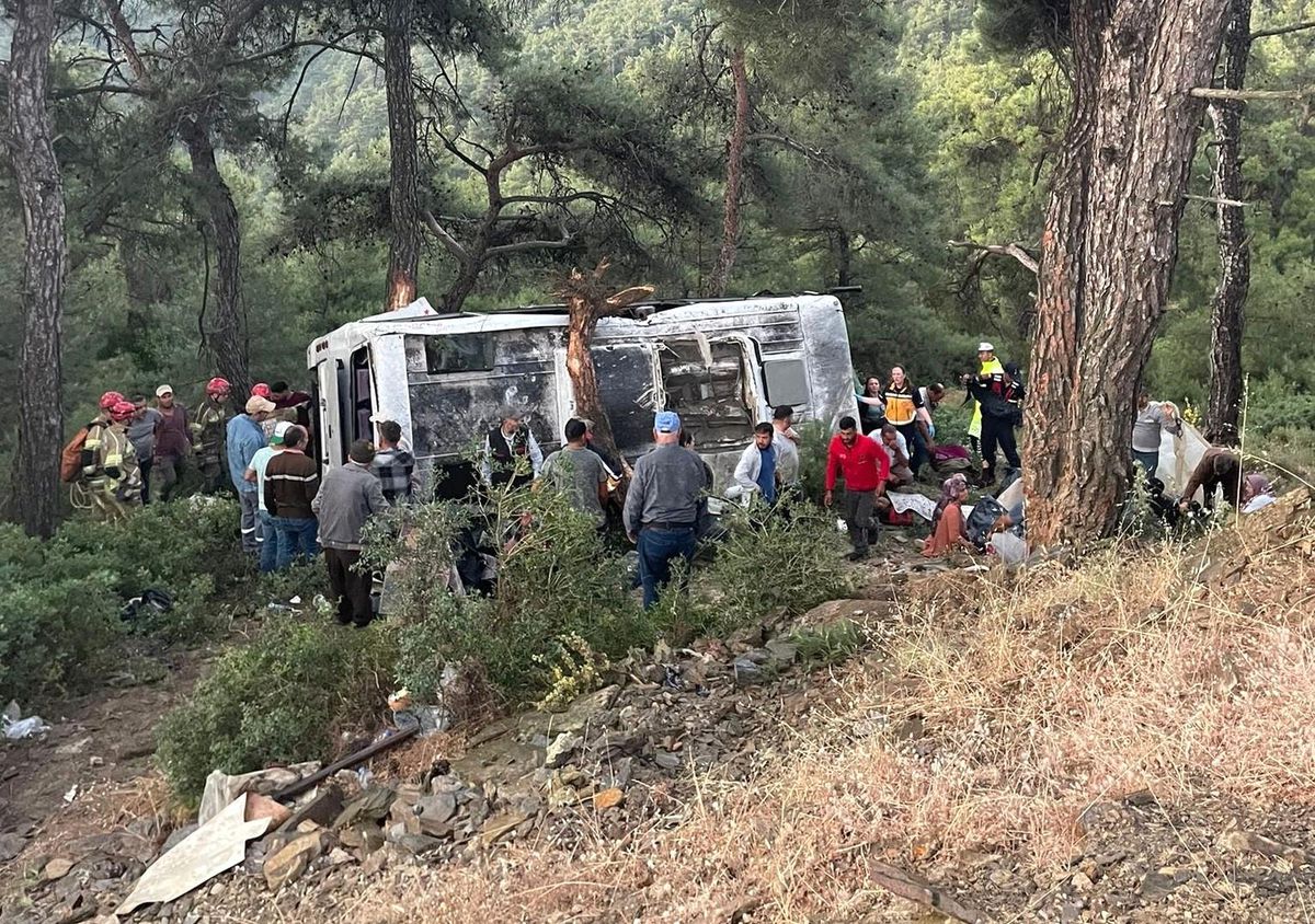 İzmir'de işçi servisi şarampole devrildi: 22 yaralı