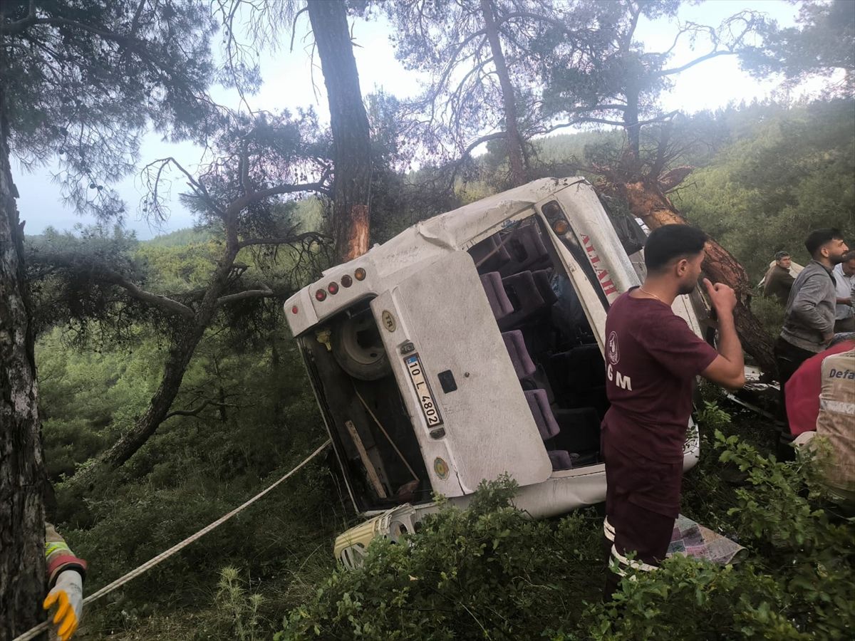 İzmir'de tarım işçilerini taşıyan midibüsün devrildiği kazada 22 kişi yaralandı