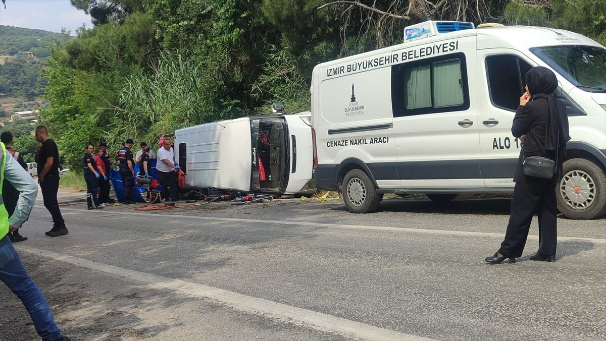 İzmir'de tarım işçilerini taşıyan minibüsün devrilmesi sonucu 1 kişi öldü, 11 kişi yaralandı