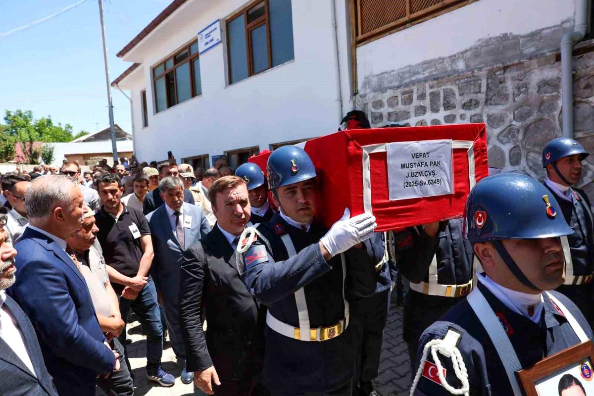 Jandarma Uzman Çavuş Mustafa Pak Erzincan'da toprağa verildi