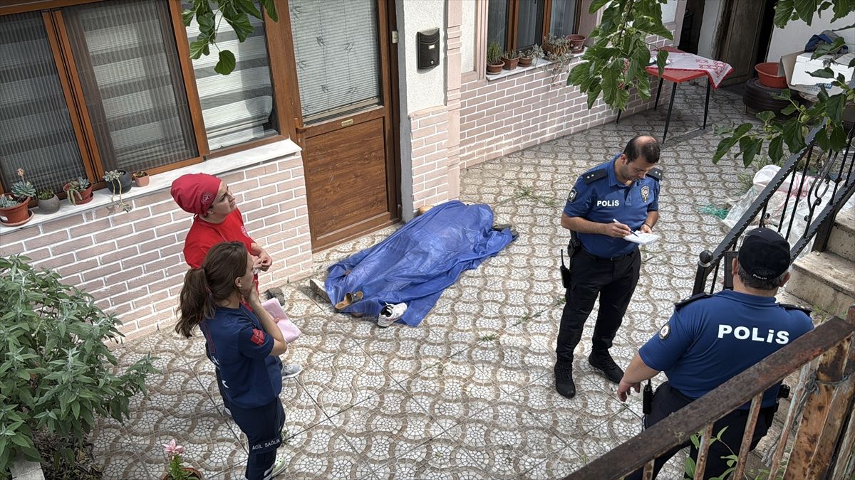 Karabük'te Dut Toplarken Fenalaşan Dursun Kurt Hayatını Kaybetti