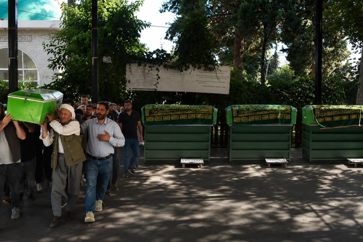 Siverek'te yürek yakan cenaze, 3 kardeş yan yana defnedildi
