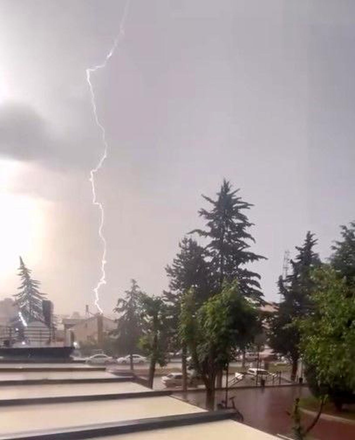 Kastamonu'da yıldırım düşmesi sonucu yanan jimnastik salonu