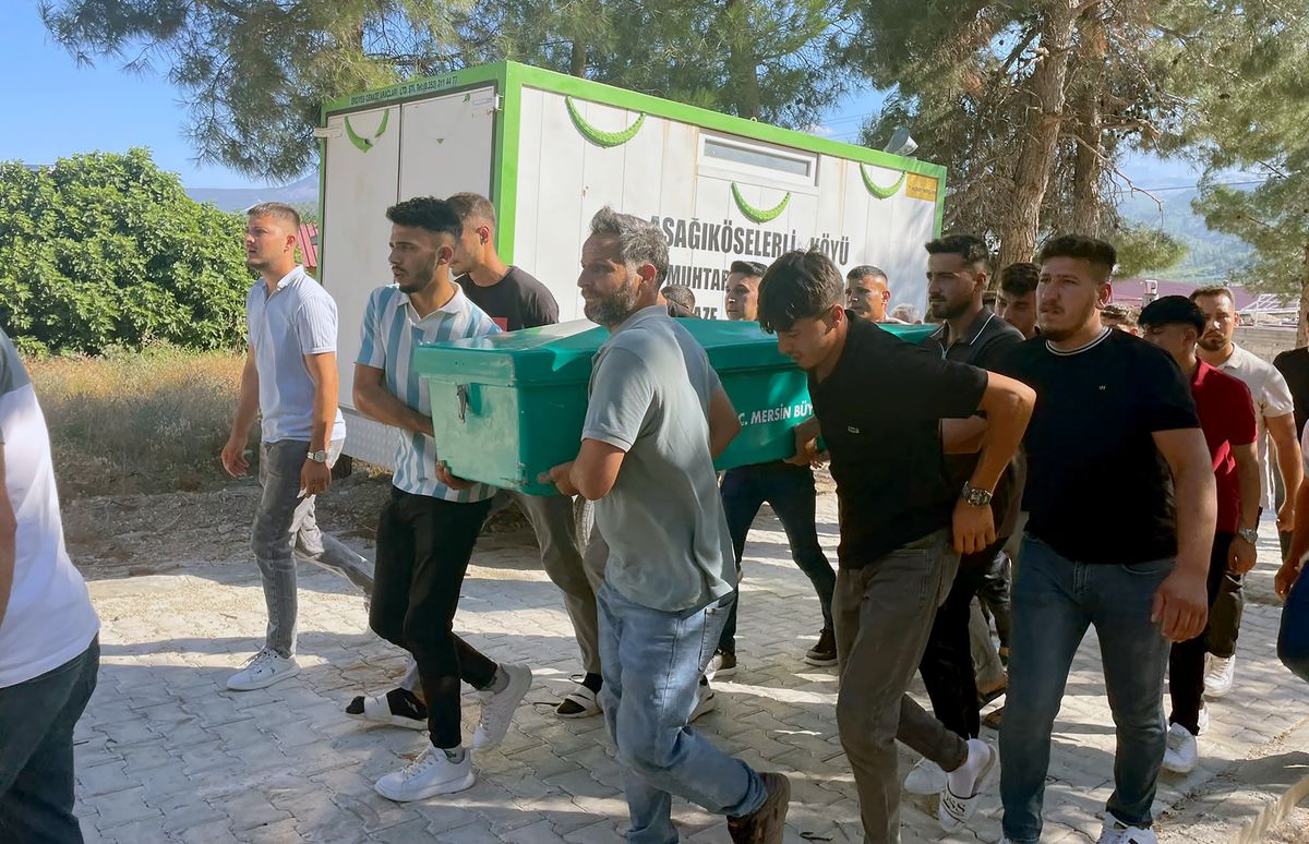 Mersin Mut'ta motosiklet kazası sonrası hayatını kaybeden Emre Kanat'ın cenazesi kaldırıldı.