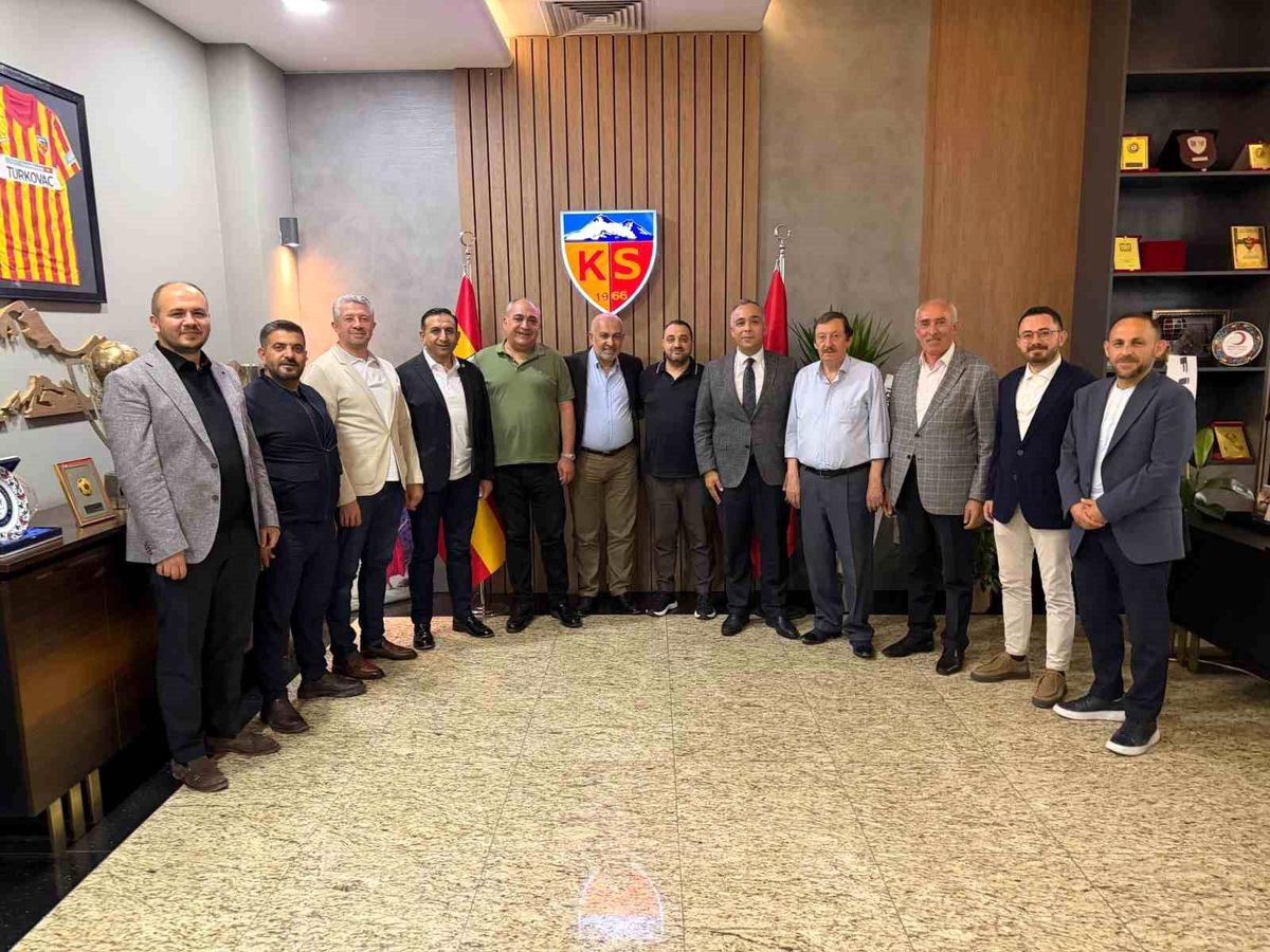 Kayserispor yönetim kurulu üyeleri toplantı salonunda.