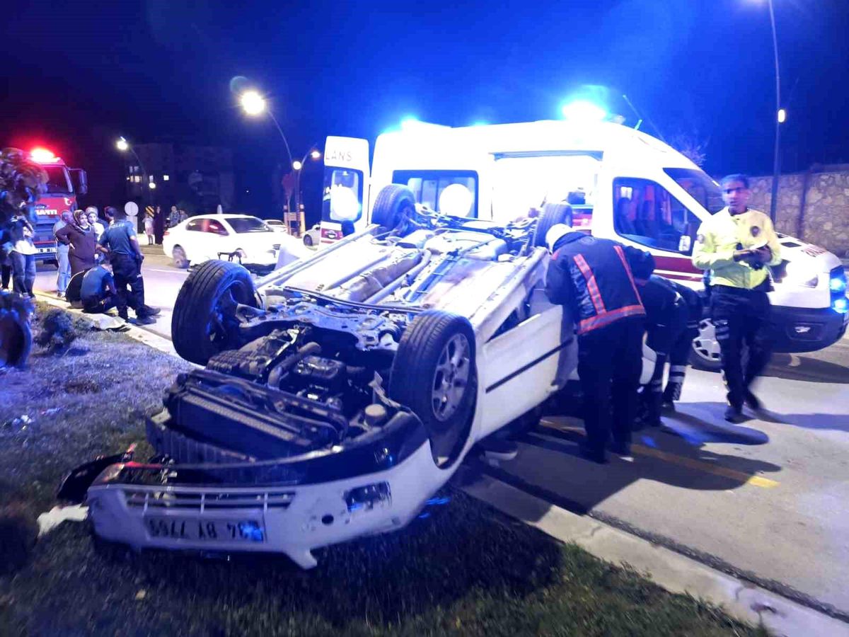 Malatya'da devrilmiş bir otomobil.