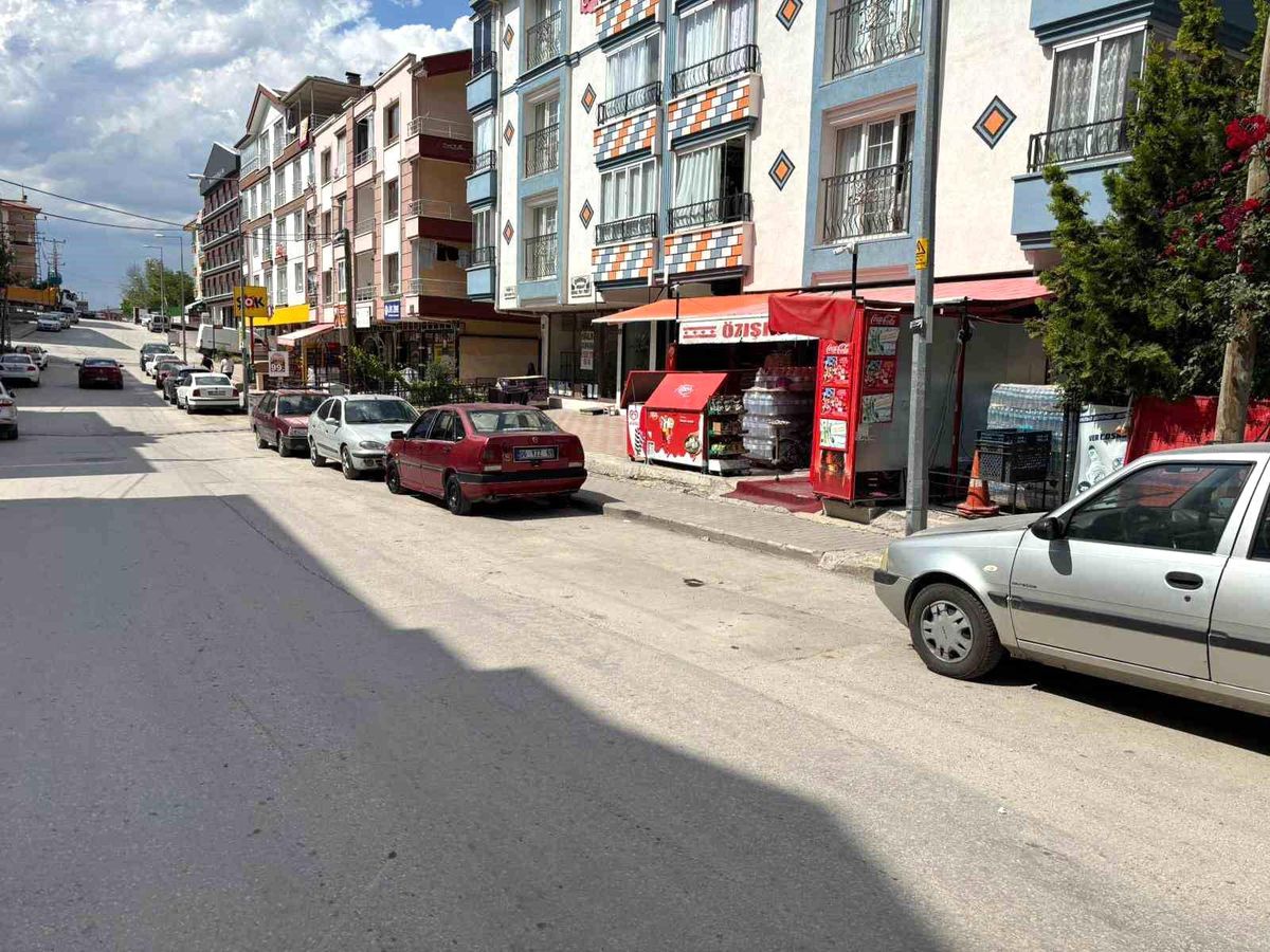 Kontrolden çıkan kamyoneti içine atlayarak durdurmayı başaran fırıncı facianın önüne geçti