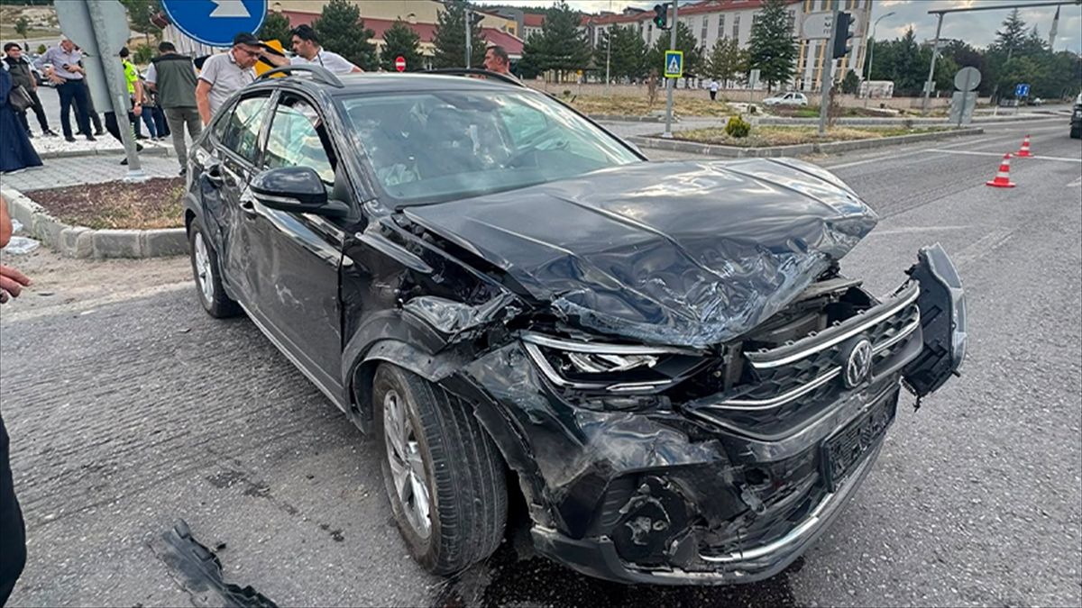 Kütahya'da iki otomobil çarpıştı: 4 yaralı