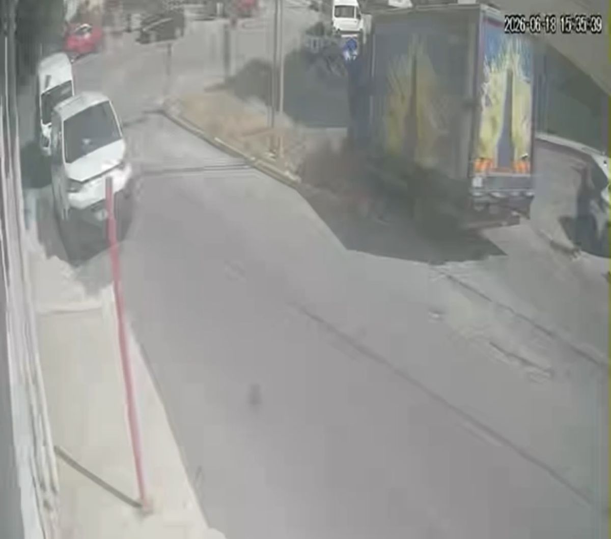 Maltepe'de freni arıza yapan kamyonet park halindeki otomobile çarparak durabildi