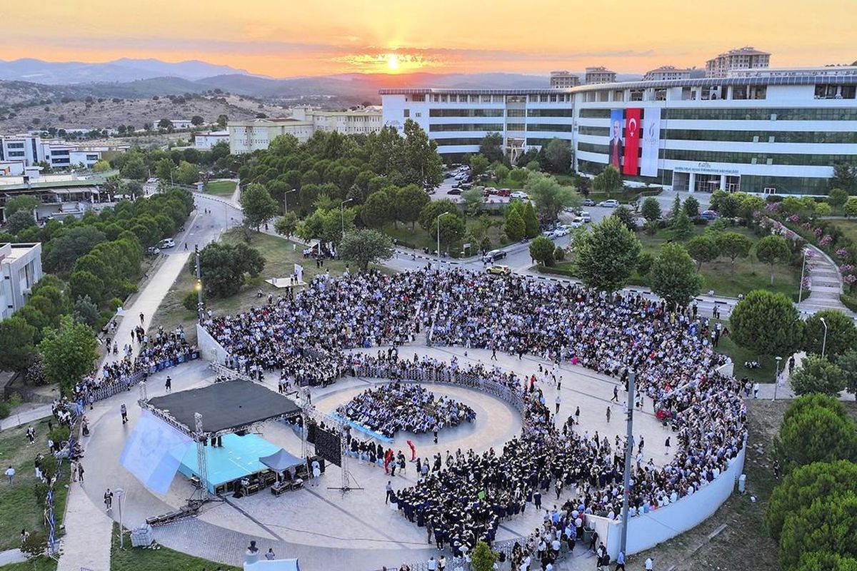 Manisa Celal Bayar Üniversitesi'nde 961 Mühendislik Mezunu Türkiye Yüzyılı'na Uğurlandı