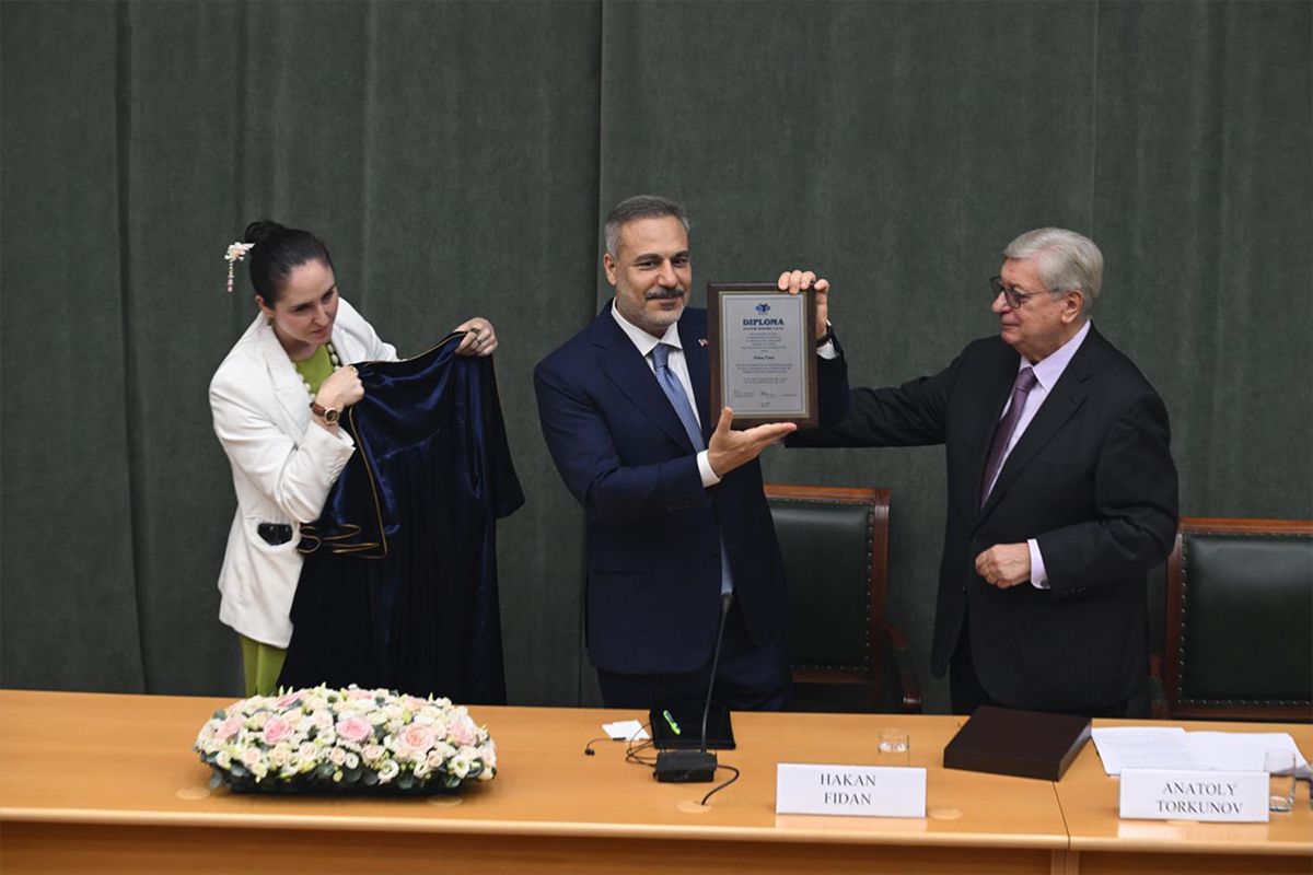 Dışişleri Bakanı Hakan Fidan'ın Moskova Devlet Uluslararası İlişkiler Enstitüsü'nde fahri doktora unvanını aldığı törenden bir görüntü.