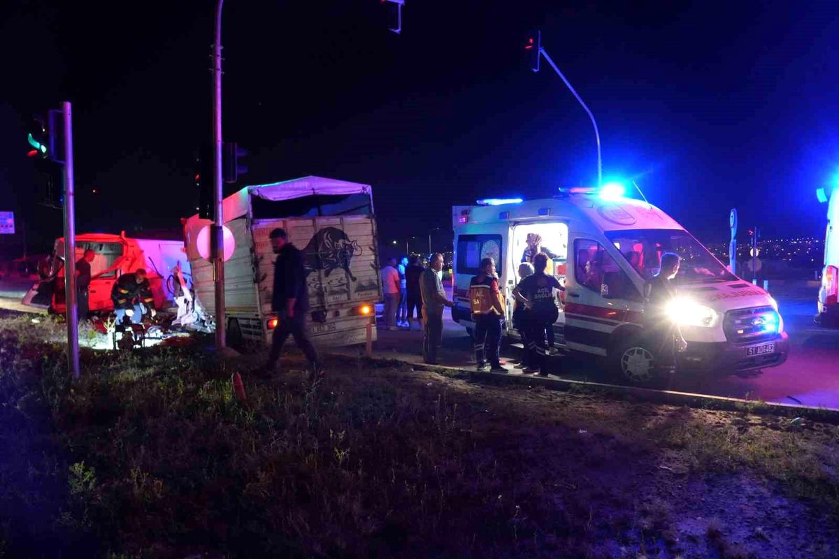 Niğde-Kayseri karayolunda meydana gelen trafik kazasına ait genel bir görüntü.