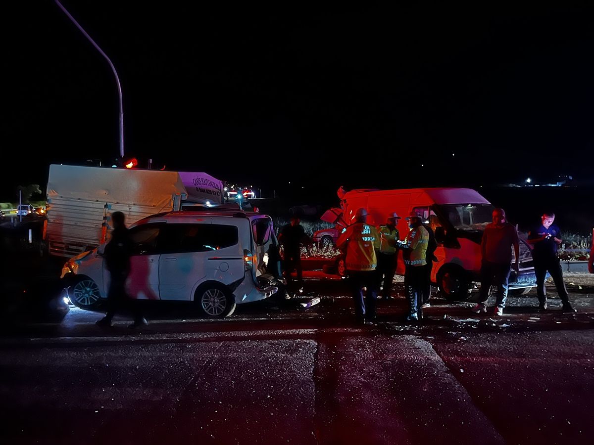 Niğde-Kayseri kara yolu Gümüşler kavşağında meydana gelen trafik kazasında araçlar hasar gördü.