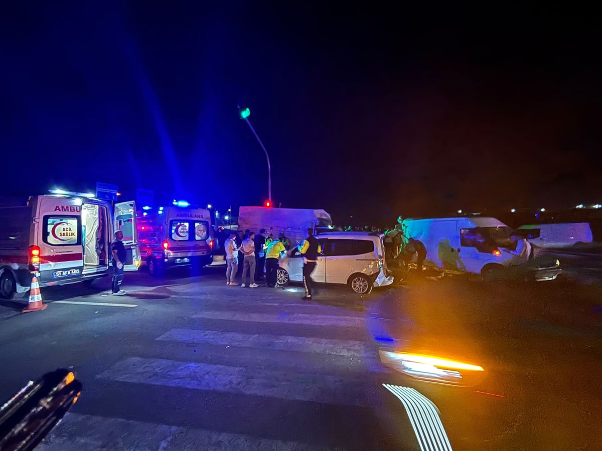 Niğde-Kayseri kara yolunda meydana gelen trafik kazası sonrası olay yeri.