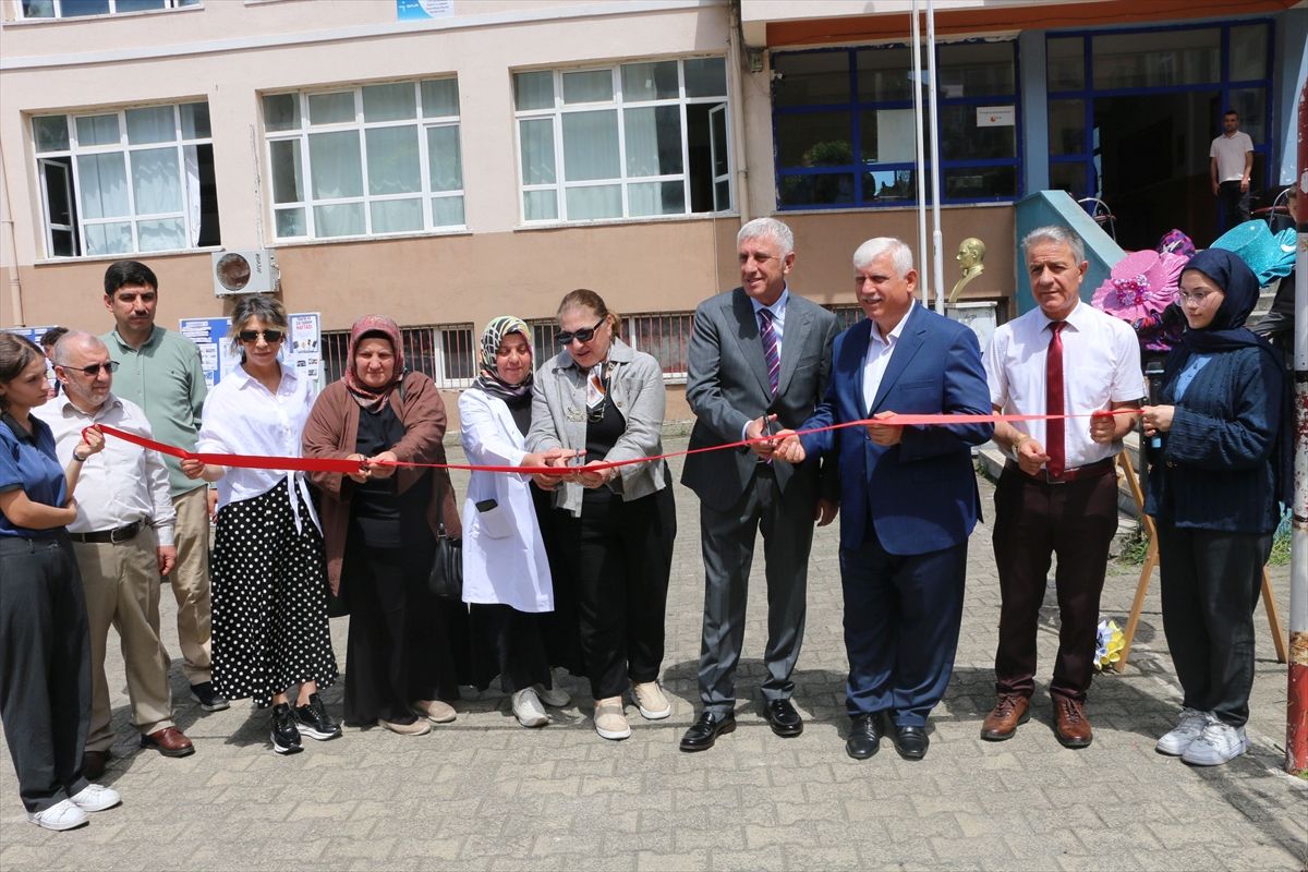 Of'ta öğrencilerin yıl sonu sergisi açıldı