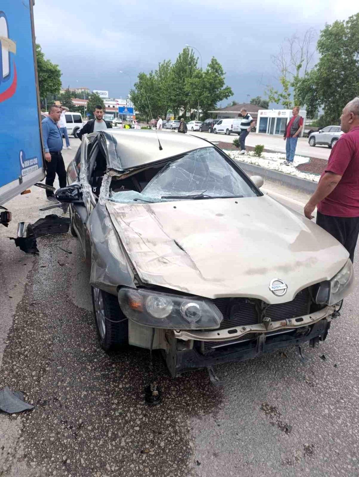 Bilecik'te meydana gelen trafik kazasında hasar gören otomobil.