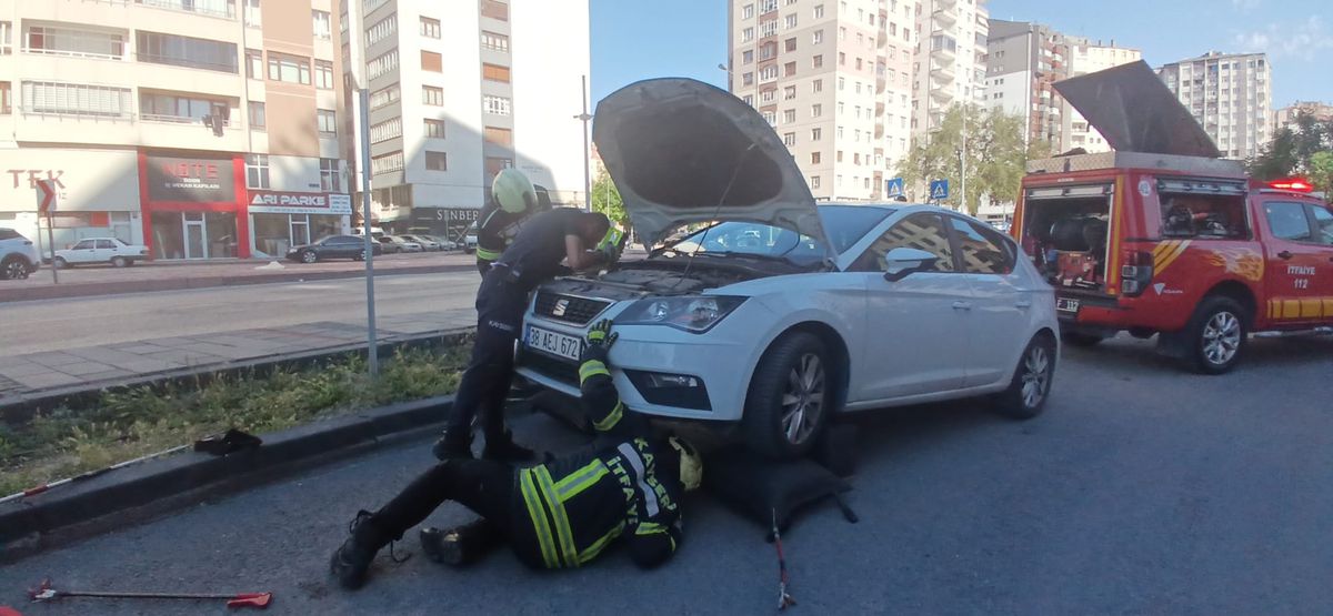 Kayseri'de park halindeki bir otomobilin camından yılan sarktığı ihbarı üzerine olay yerine gelen itfaiye ekipleri çalışma yapıyor.