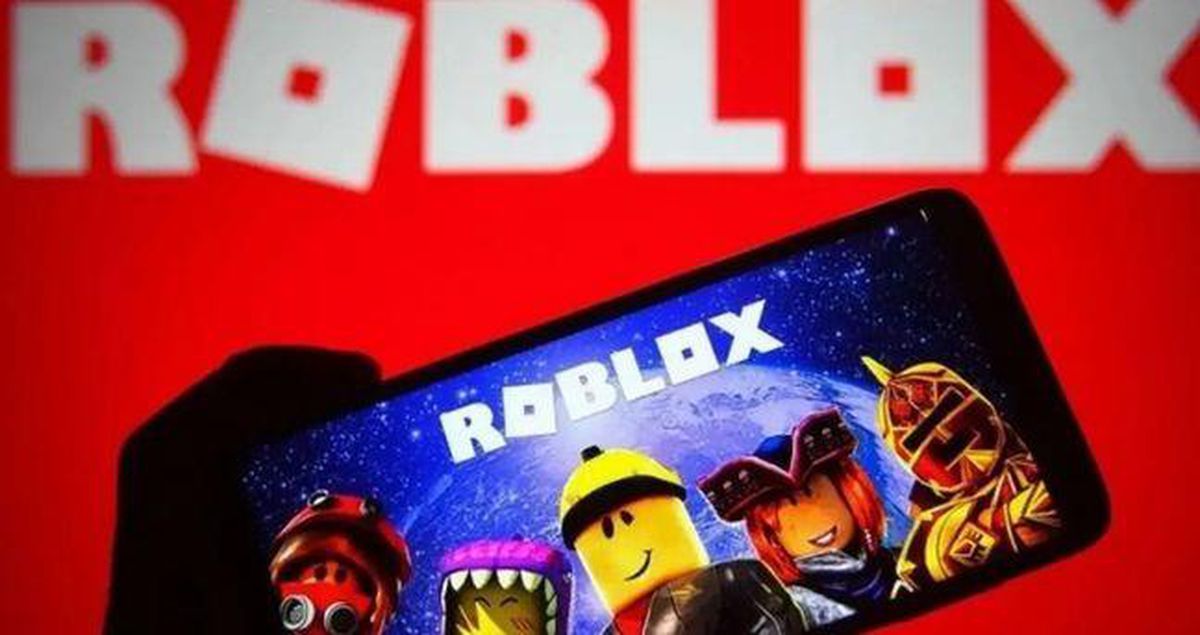Roblox logosu ve oyun oynayan çocukların olduğu bir görsel.