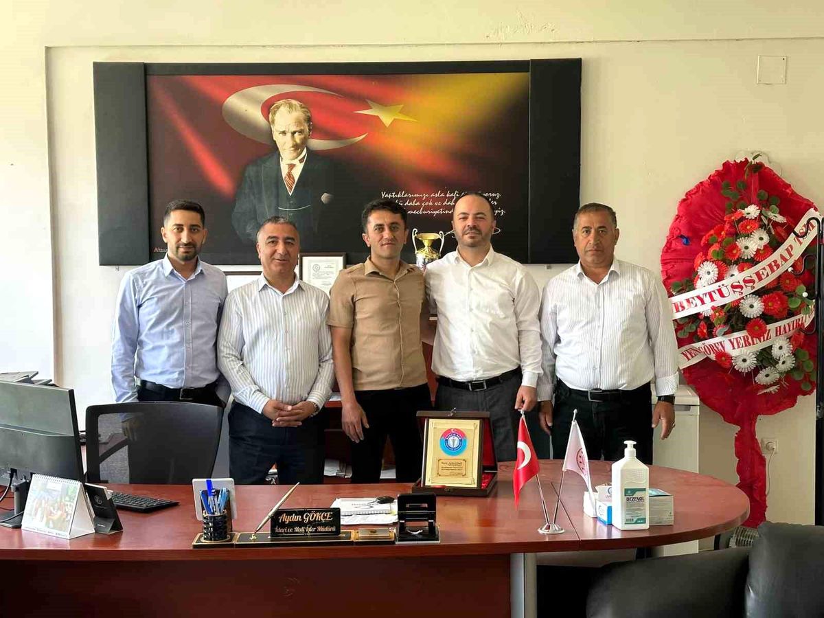 Sağlık-Sen: 'Sağlık çalışanları insan hayatını öncelerken yoğun iş temposuyla da mesleğinden bezdiriliyor'